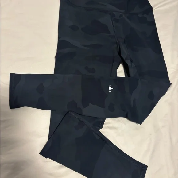 ALO Yoga Black Camo Leggings - Picture 1 of 3